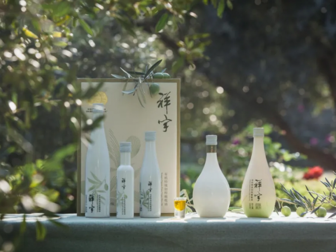 從甘肅隴南的青山幽谷，到一線(xiàn)城市的高端賣(mài)場(chǎng)；從一顆油橄欖在晨露中初綻的青澀，到一..